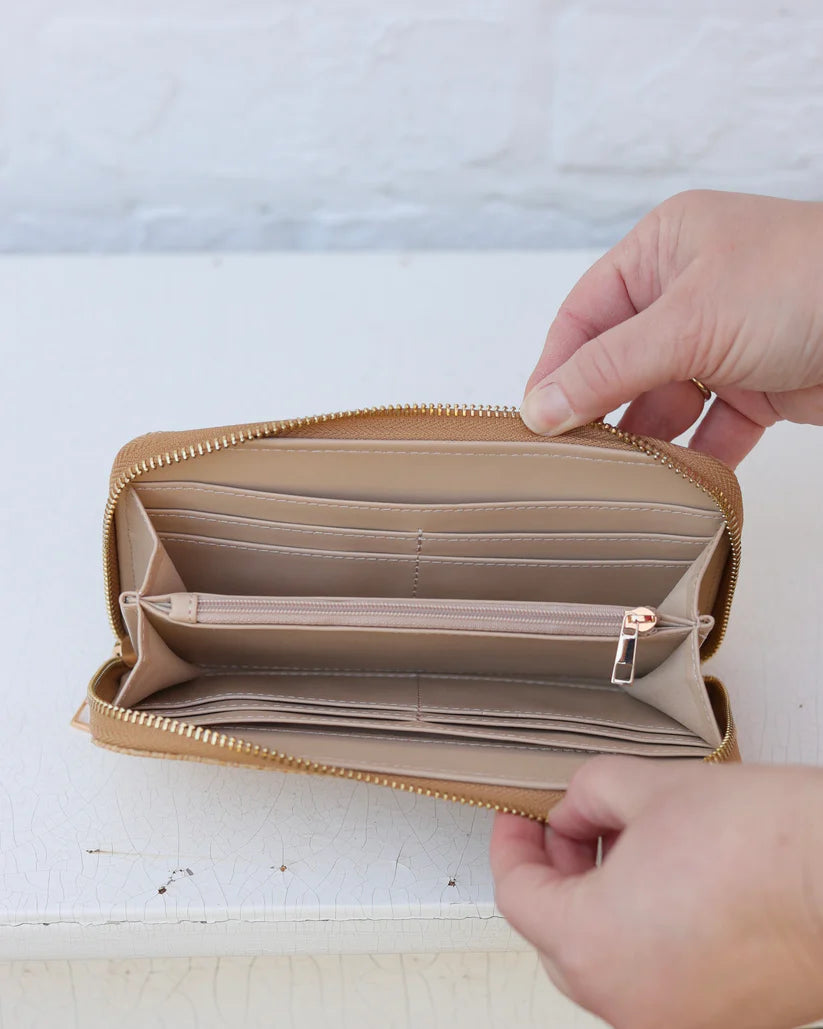 Penelope Wallet, Natural